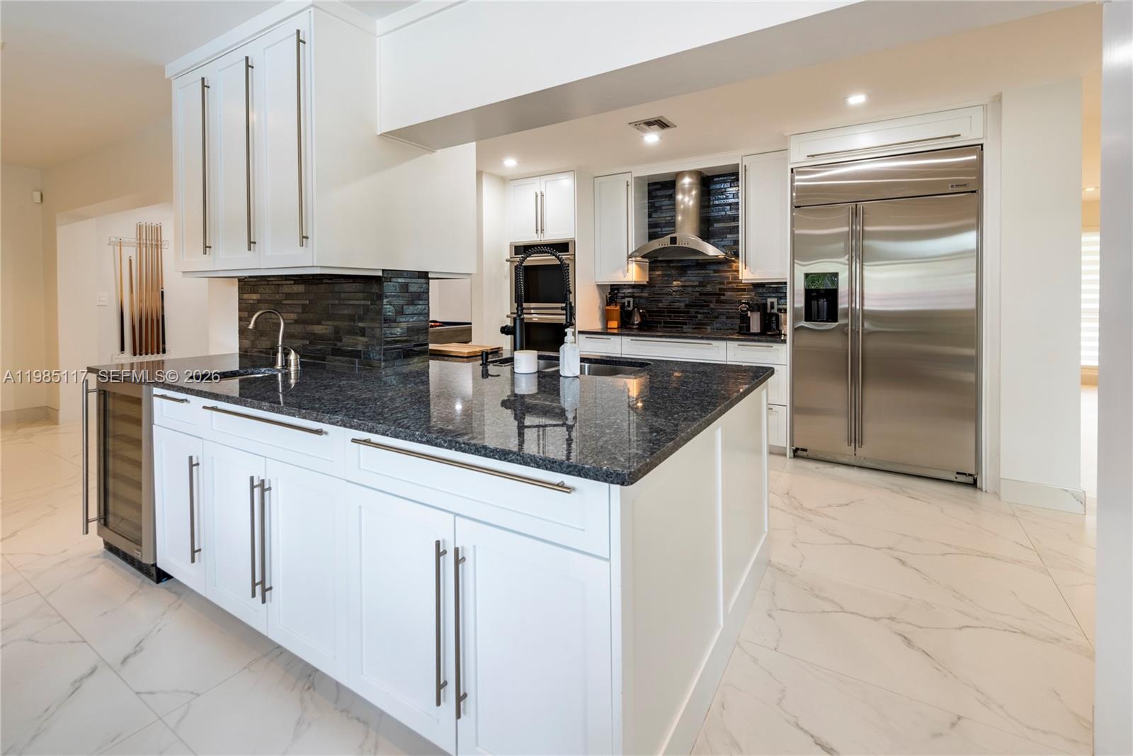 HOLLYWOOD HILLS - Residential