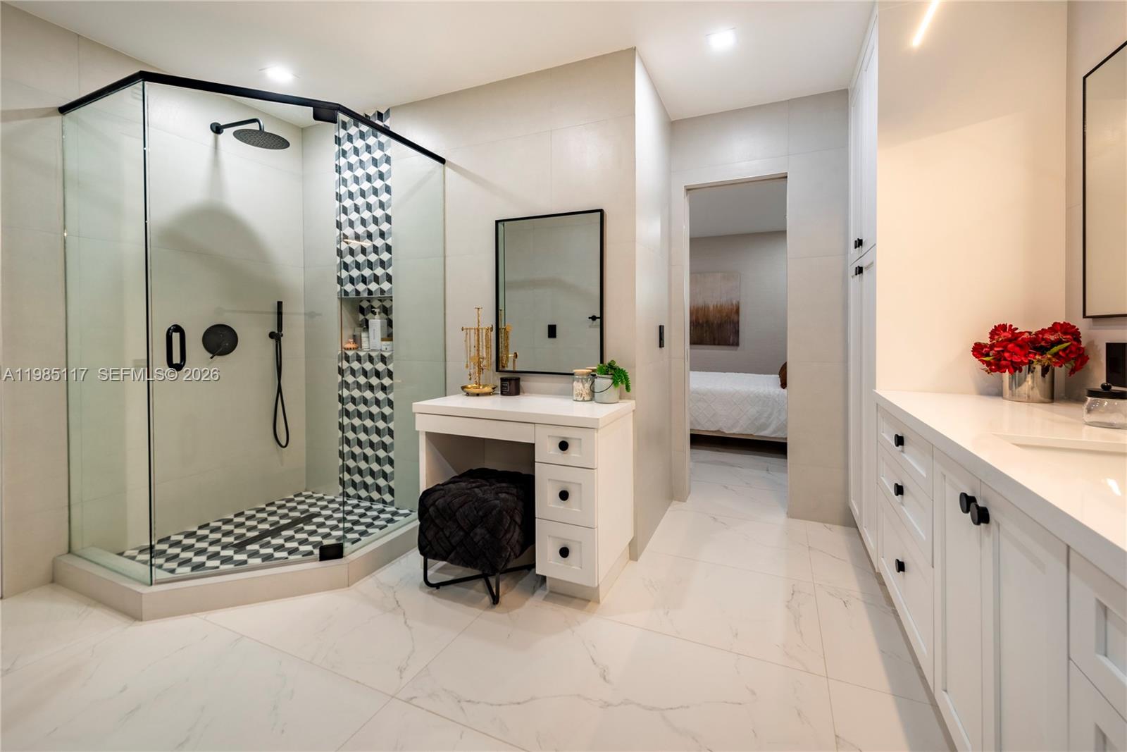 HOLLYWOOD HILLS - Residential