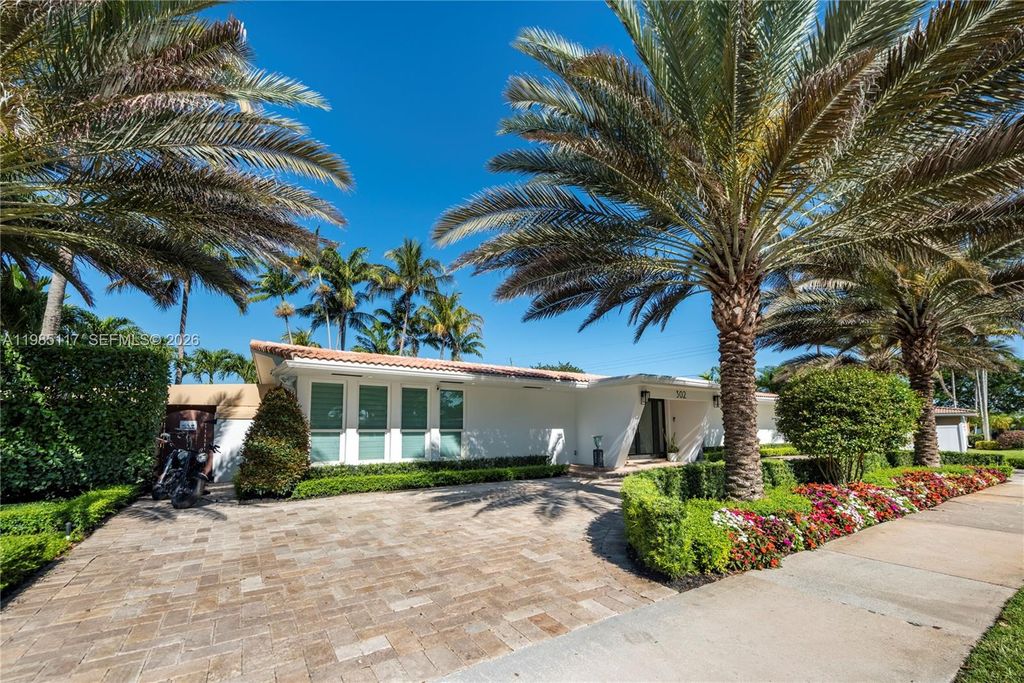 Photo of 302 N Highland Dr, Hollywood, FL 33021 (MLS # A11985117)