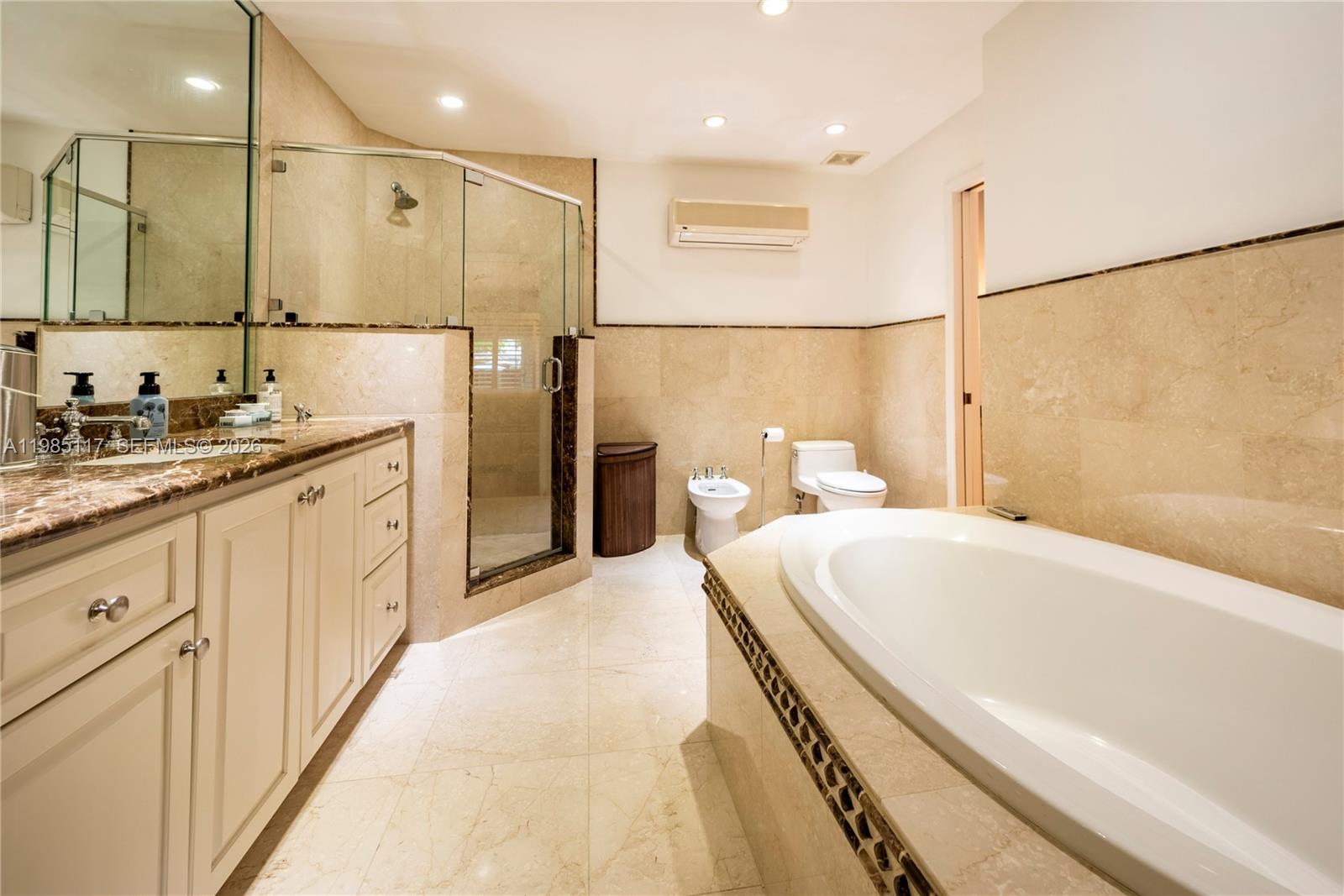 HOLLYWOOD HILLS - Residential