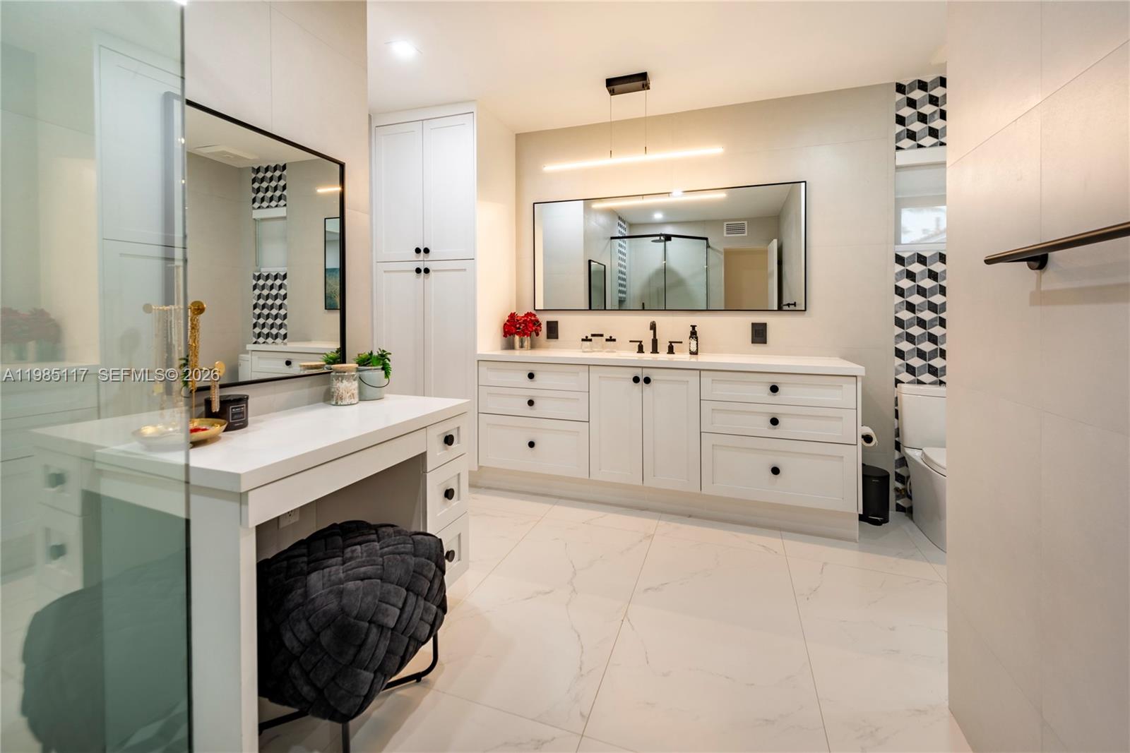 HOLLYWOOD HILLS - Residential