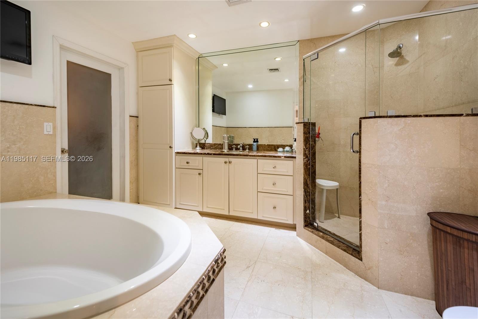 HOLLYWOOD HILLS - Residential