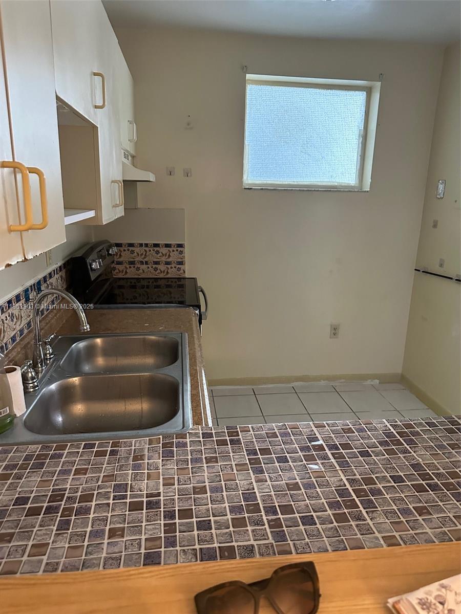 One bedroom one and a half bathroom in a gated community. With A+ schools nearby and major highways. Apartment is vacant and ready to be rented.