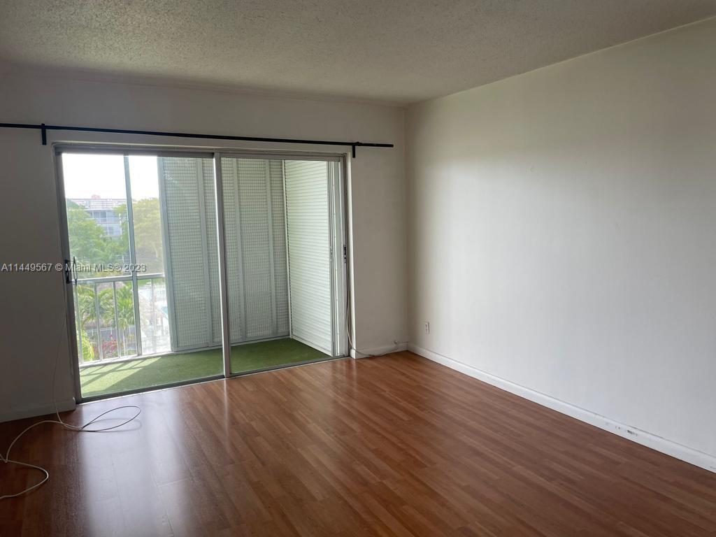 HILLCREST COUNTRY CLUB AP - Residential Lease