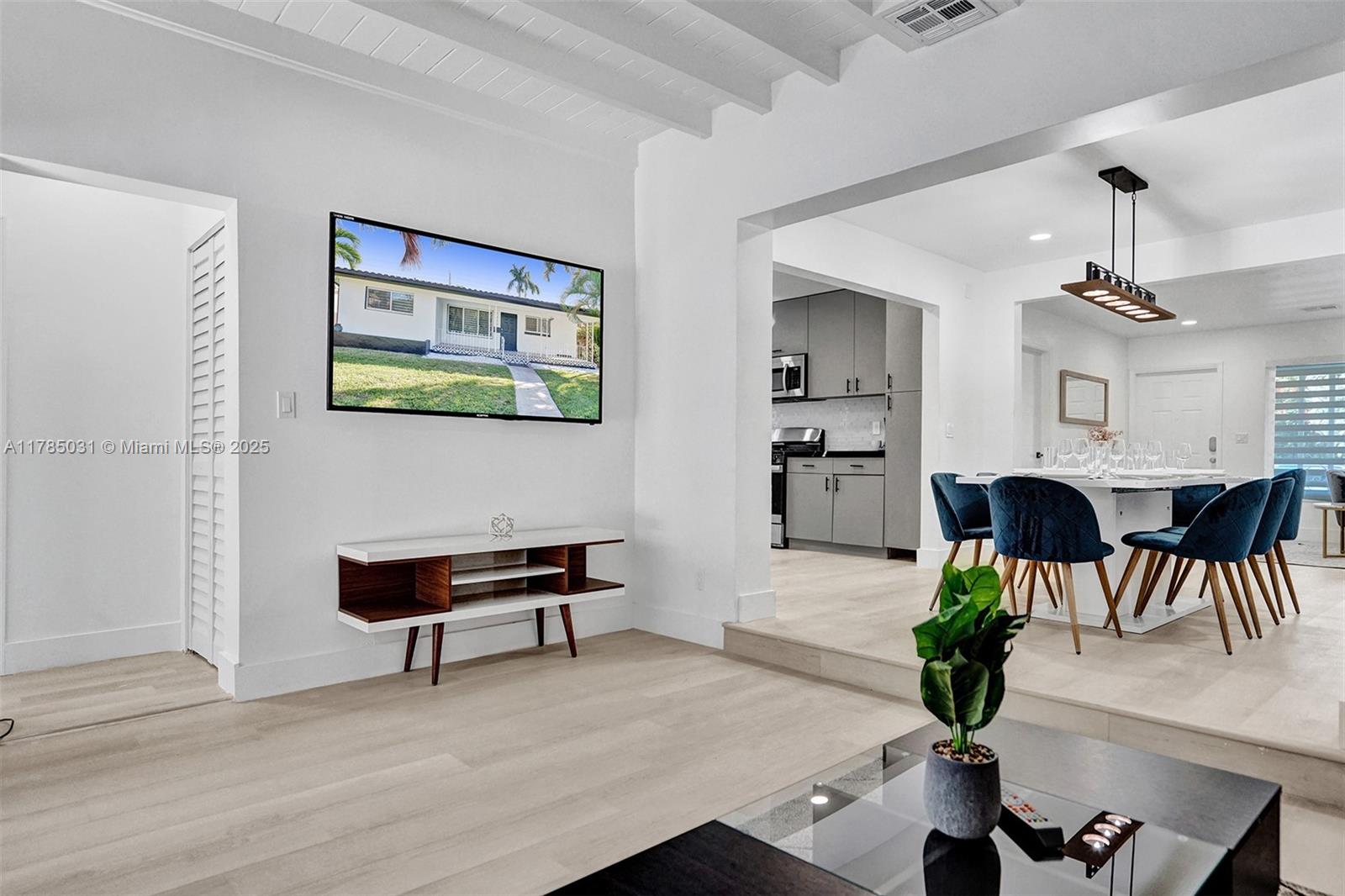 HOLLYWOOD LAKES SEC - Residential