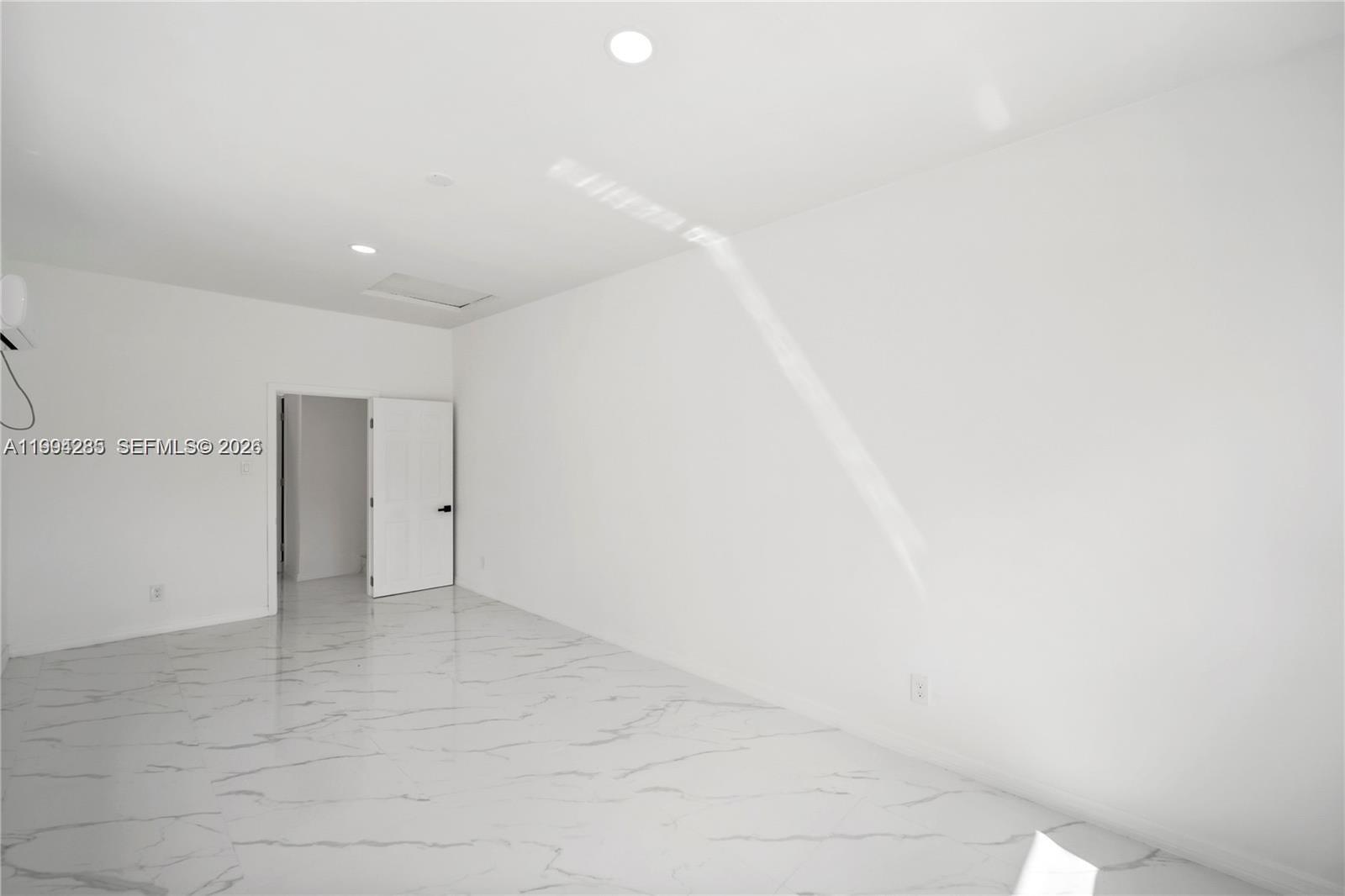 HOLLYWOOD BEACH GARDENS - Residential