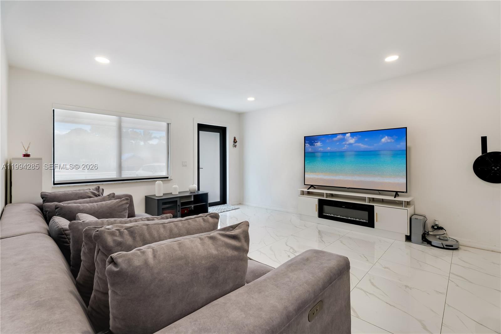 HOLLYWOOD BEACH GARDENS - Residential