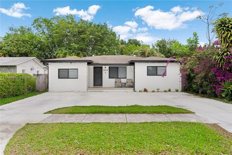 Photo of 5635 Pierce St, Hollywood, FL 33021 (MLS # A11994285)