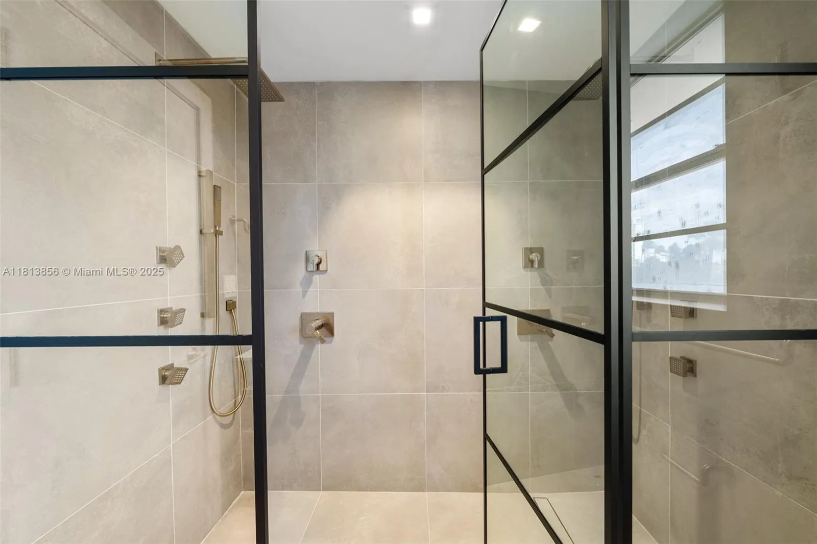 Miami Beach, Florida 33140, United States, 3 Bedrooms Bedrooms, ,3 BathroomsBathrooms,Residential,Active,143122