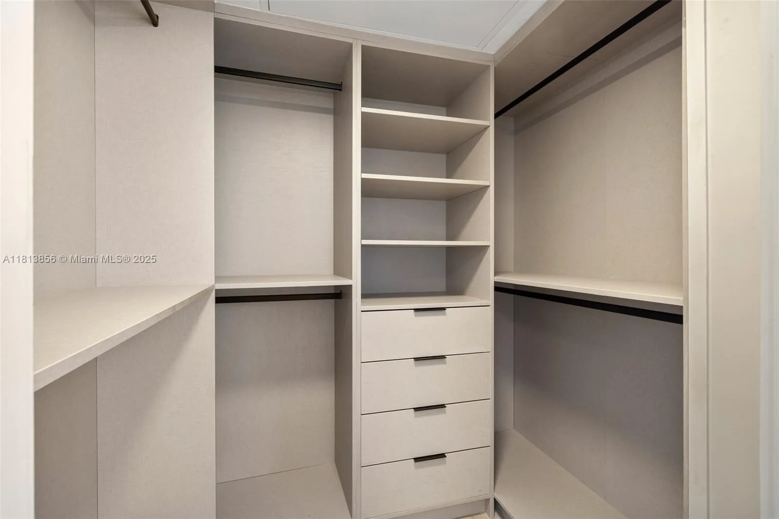 Miami Beach, Florida 33140, United States, 3 Bedrooms Bedrooms, ,3 BathroomsBathrooms,Residential,Active,143122