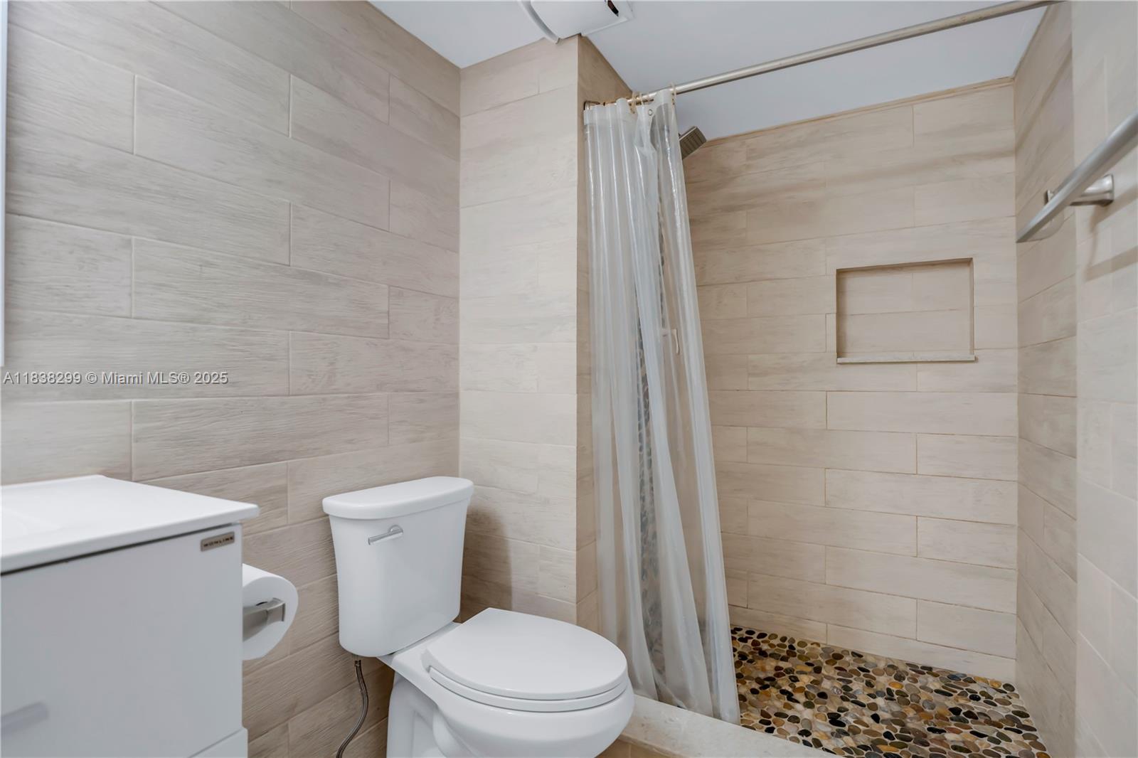 RACQUET CLUB APTS AT BONA - Residential