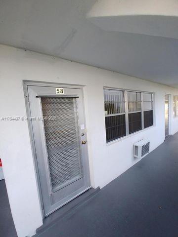 1st floor unit in Century Village West Palm Beach, a 55+ Community.
Very well maintained, tenant occupied until June 30th 2025.
Century Village offers amazing amenities: Clubhouse, Theater, Gym, Tennis, Pools, Bus Service and many more.
The building is not rentable for new owners