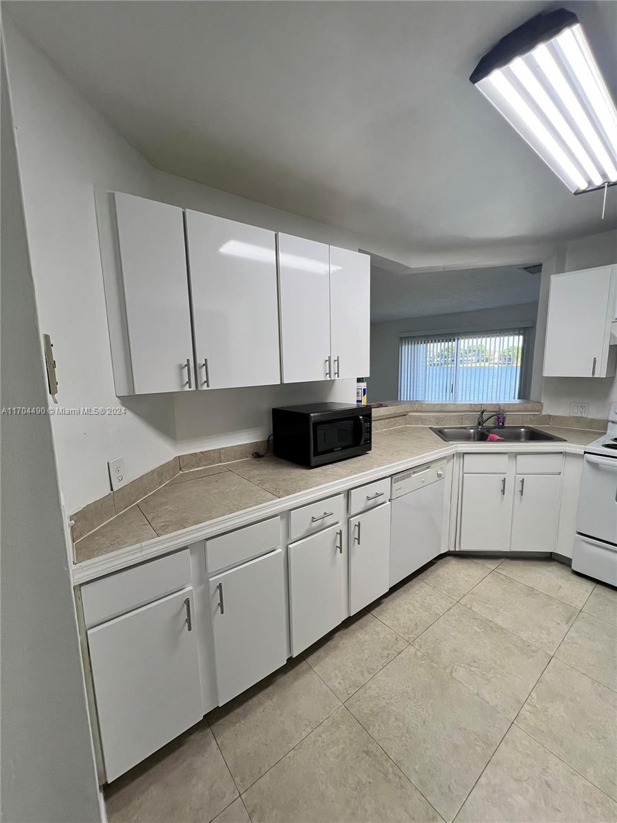 SUMMER LAKE - Residential Lease