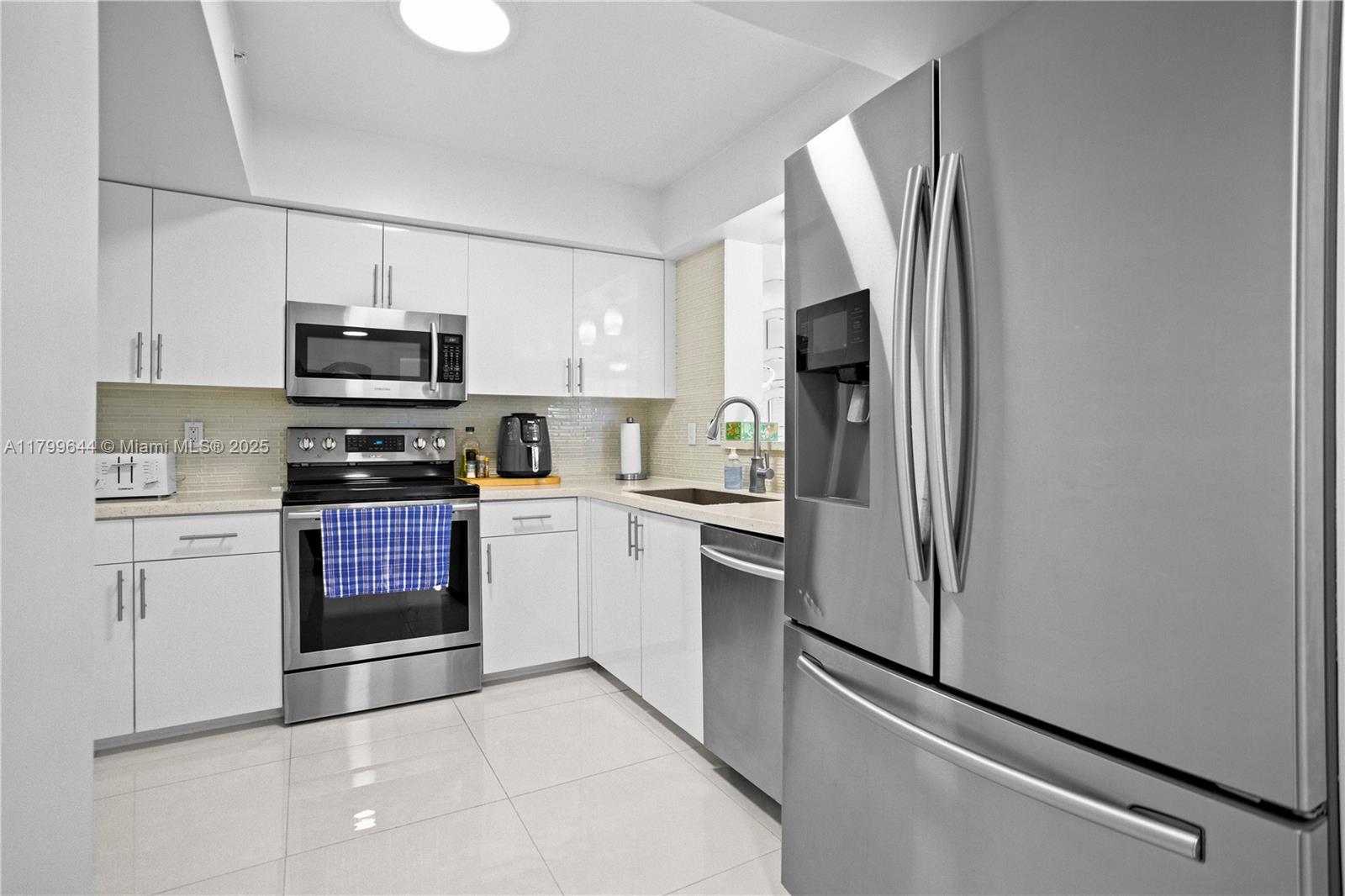 529 E Sheridan St 307