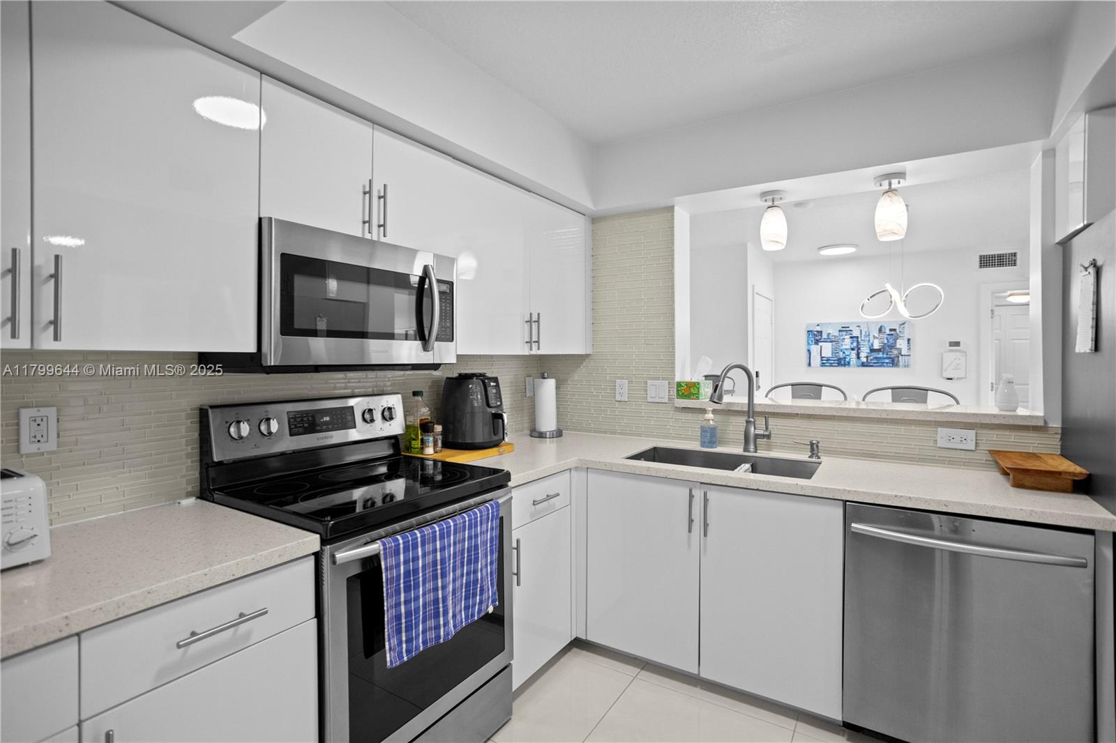 529 E Sheridan St 307, Dania Beach, Miami-Dade County, Florida - 2 Bedrooms  
2 Bathrooms - 