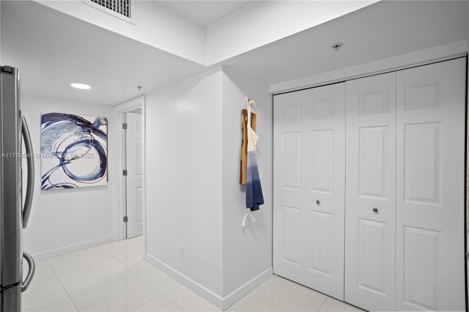 529 E Sheridan St 307