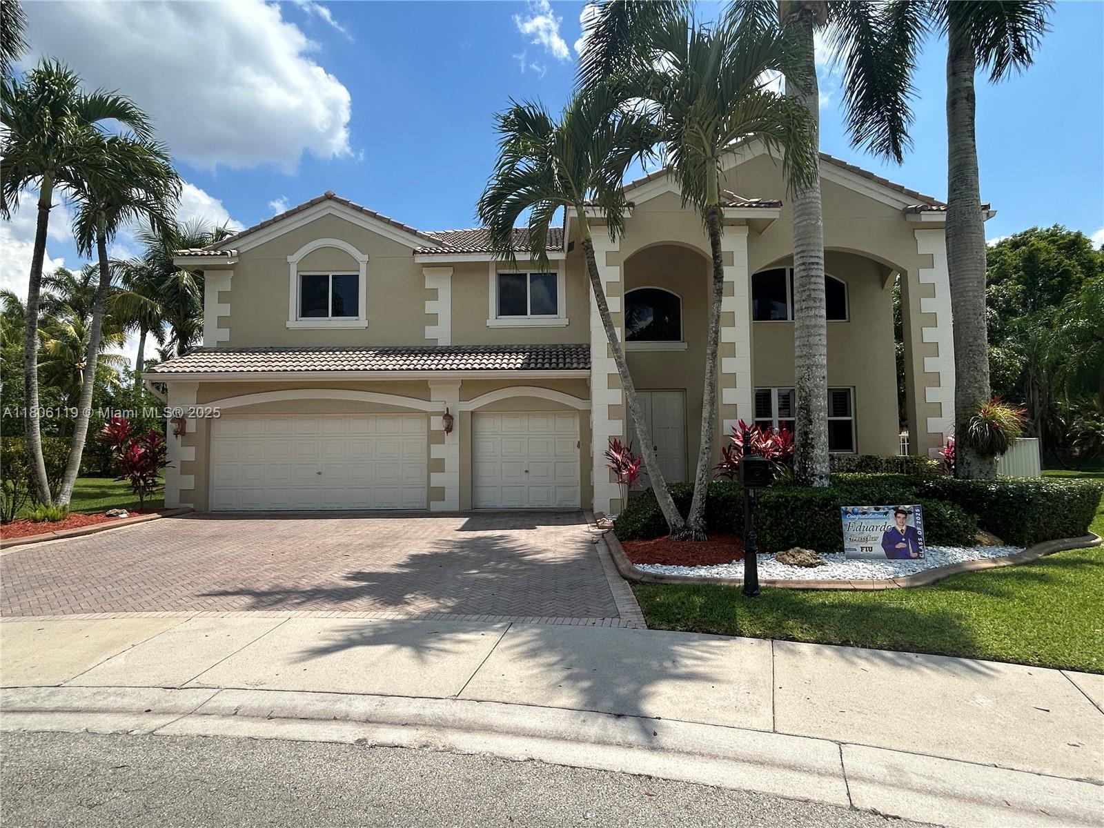 3945 Heron Ridge Ln, Weston, Broward County, Florida - 5 Bedrooms  
4 Bathrooms - 