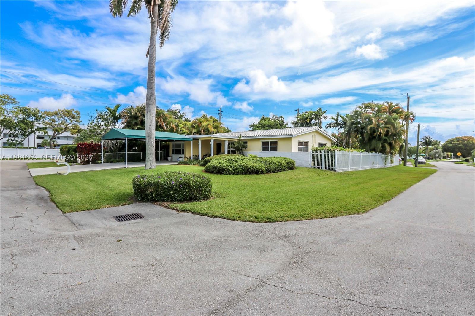 HOLLYWOOD HOMESITES SECON - Residential