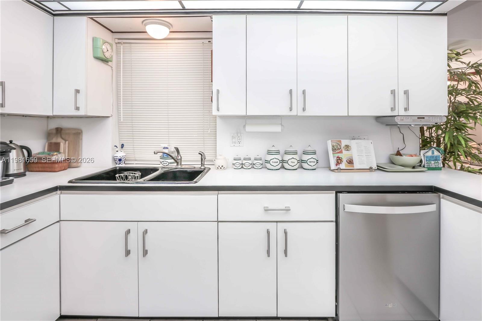 HOLLYWOOD HOMESITES SECON - Residential