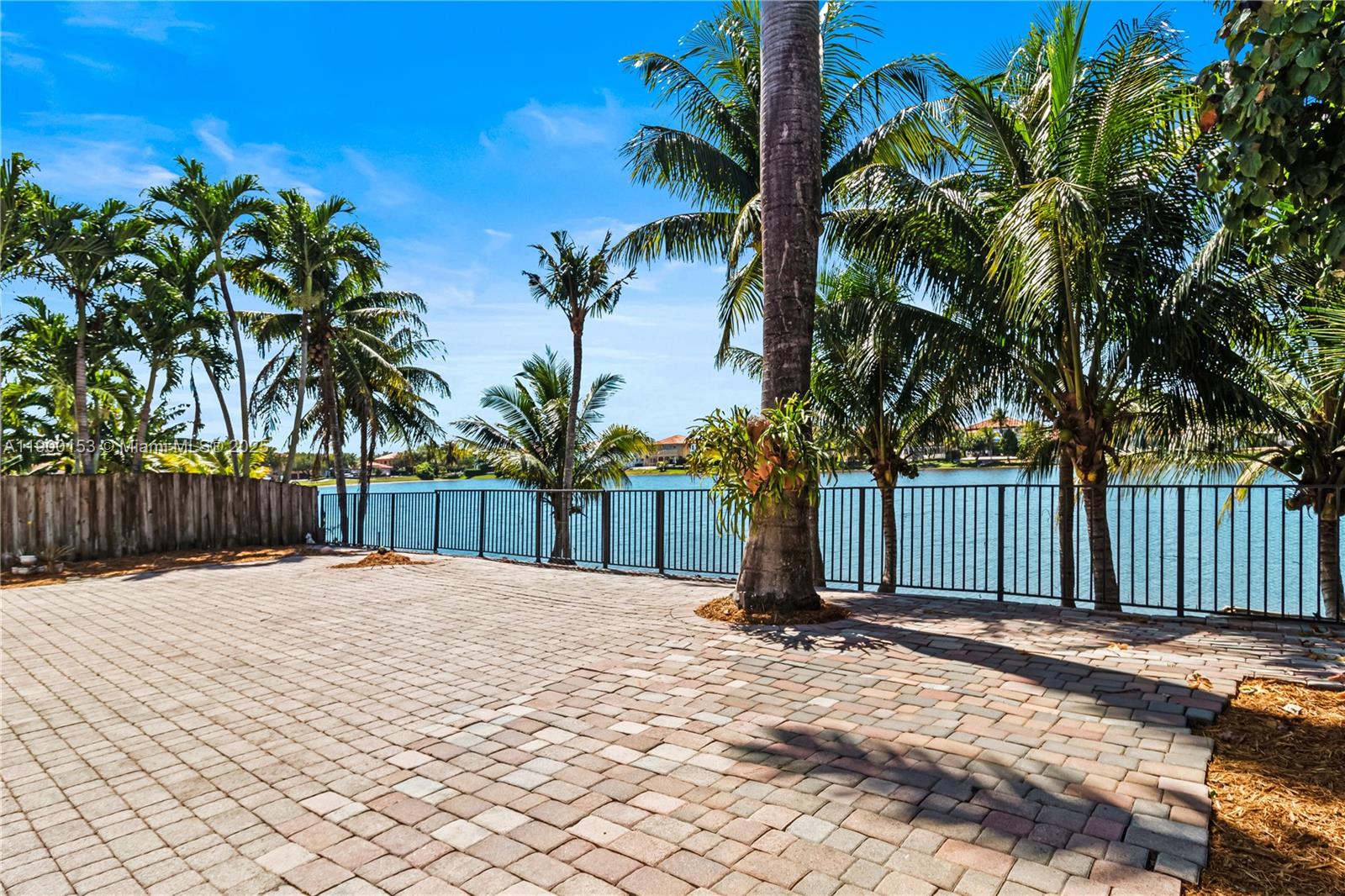 A B AT TAMIAMI TRAIL PHAS - Residential Lease