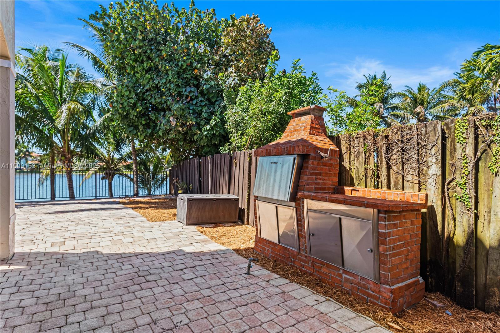 A B AT TAMIAMI TRAIL PHAS - Residential Lease