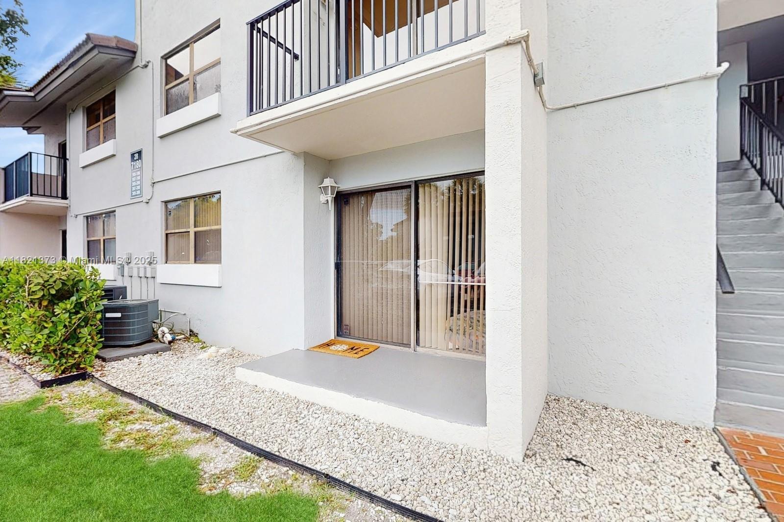 7180 Nw 179th St 105, Hialeah, Miami-Dade County, Florida - 1 Bedrooms  
1 Bathrooms - 