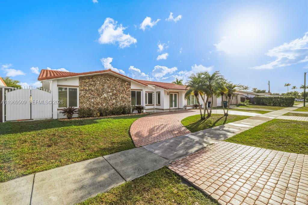 TAMIAMI LAKES SEC 1 - Residential