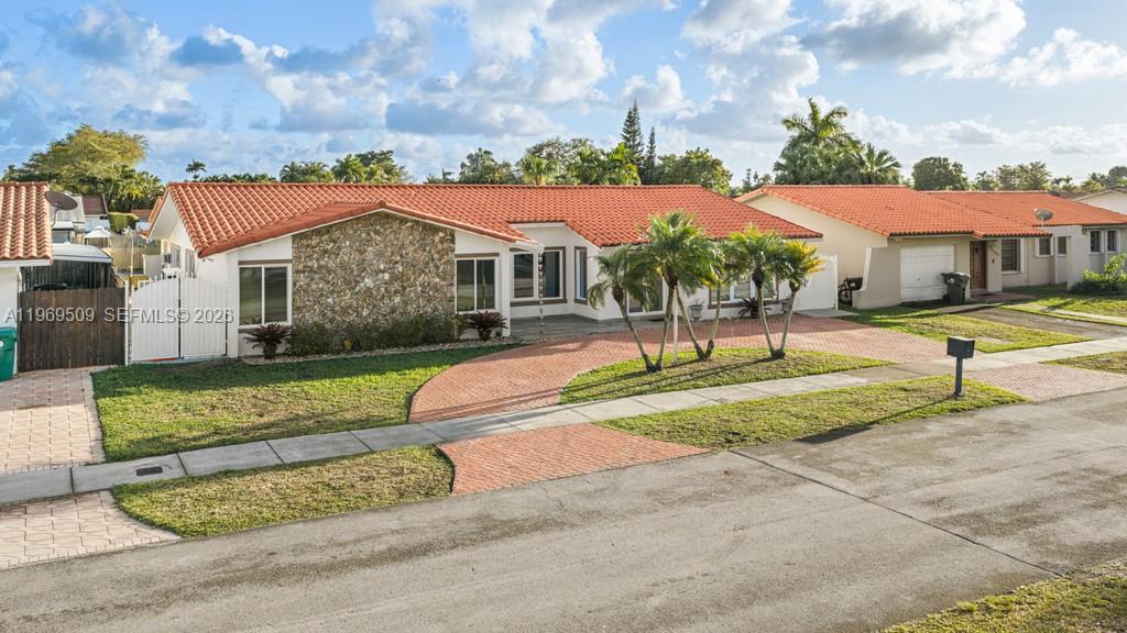 TAMIAMI LAKES SEC 1 - Residential