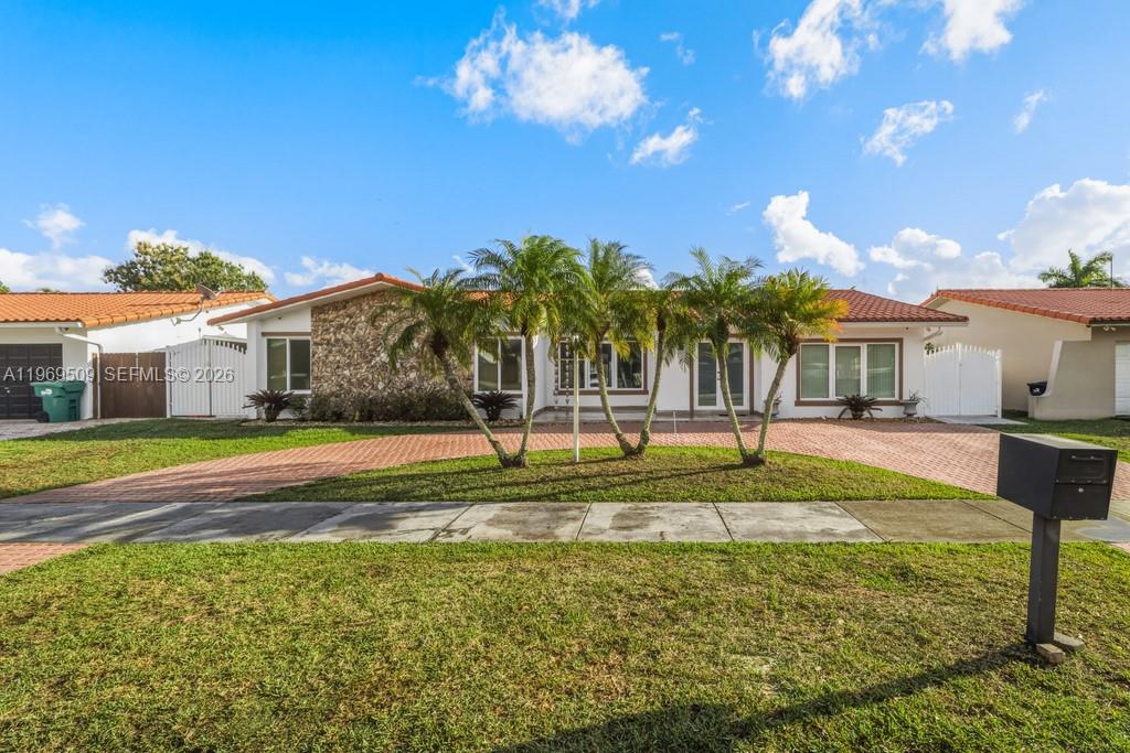 TAMIAMI LAKES SEC 1 - Residential