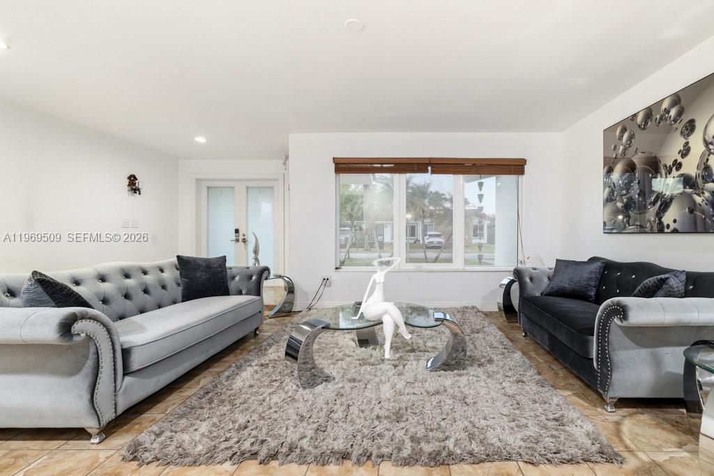 TAMIAMI LAKES SEC 1 - Residential