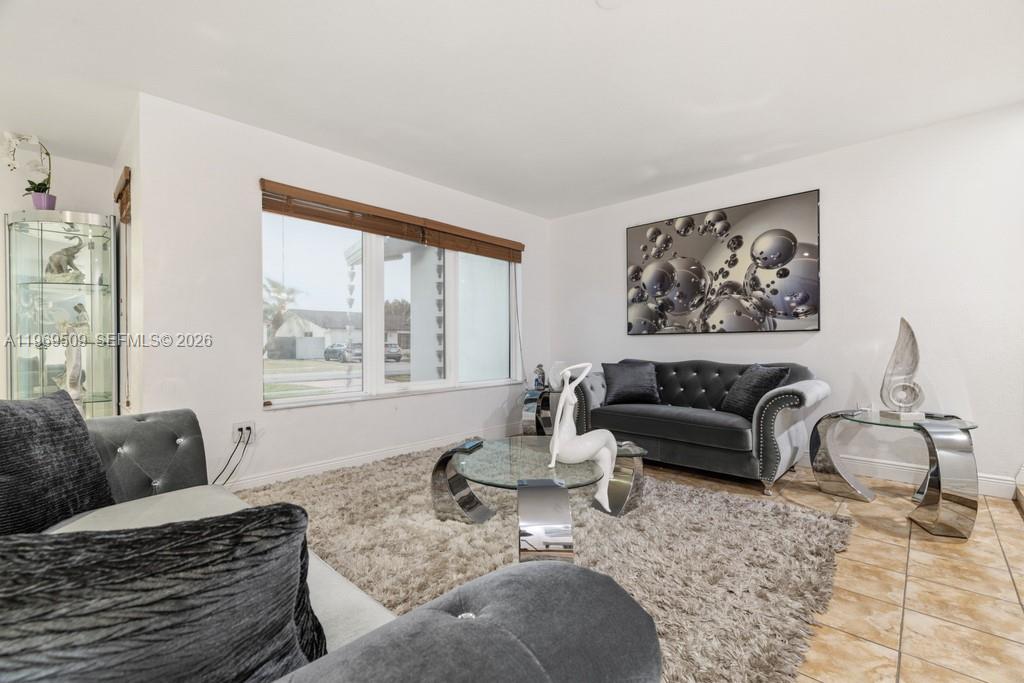 TAMIAMI LAKES SEC 1 - Residential