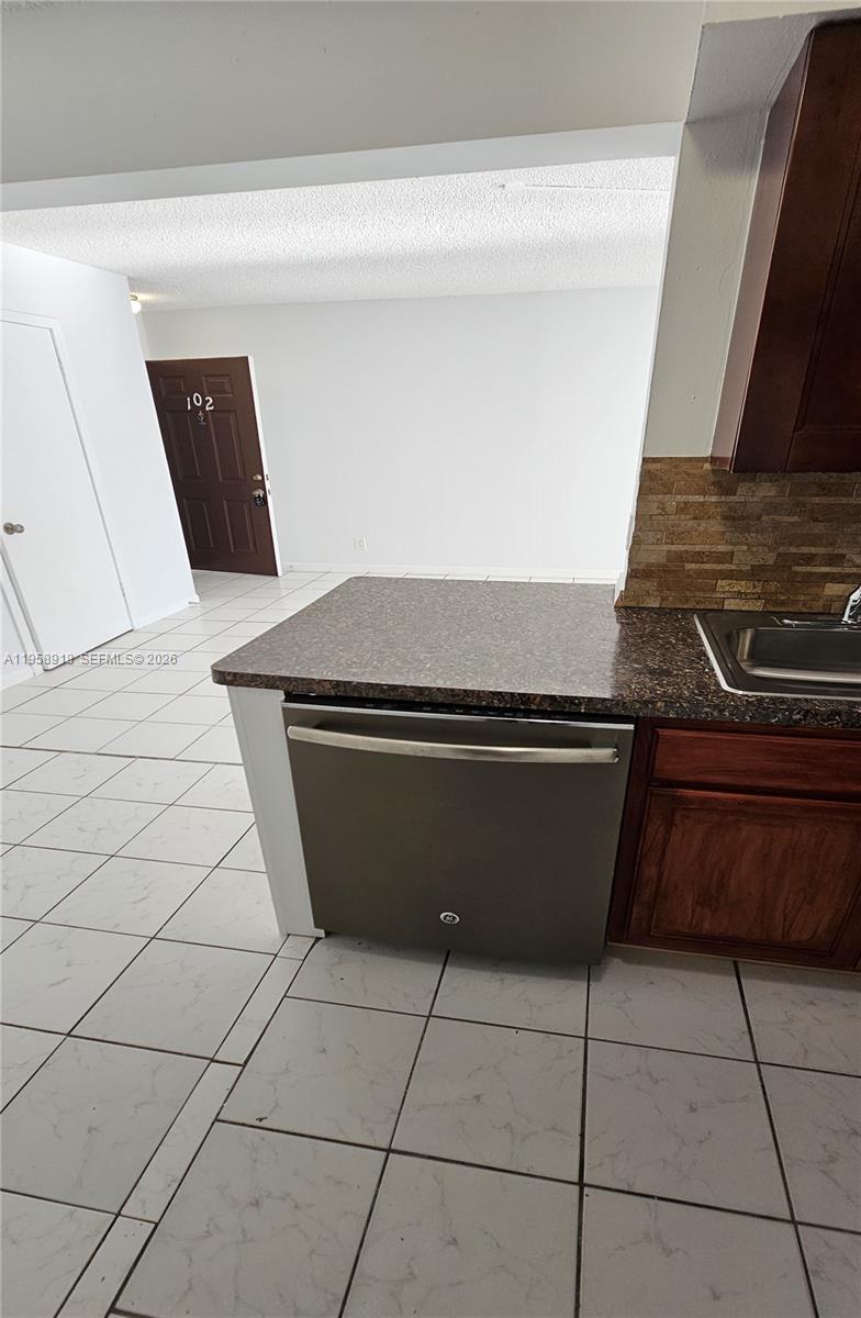 LAKE POINTE CONDOMINIUM N - Residential