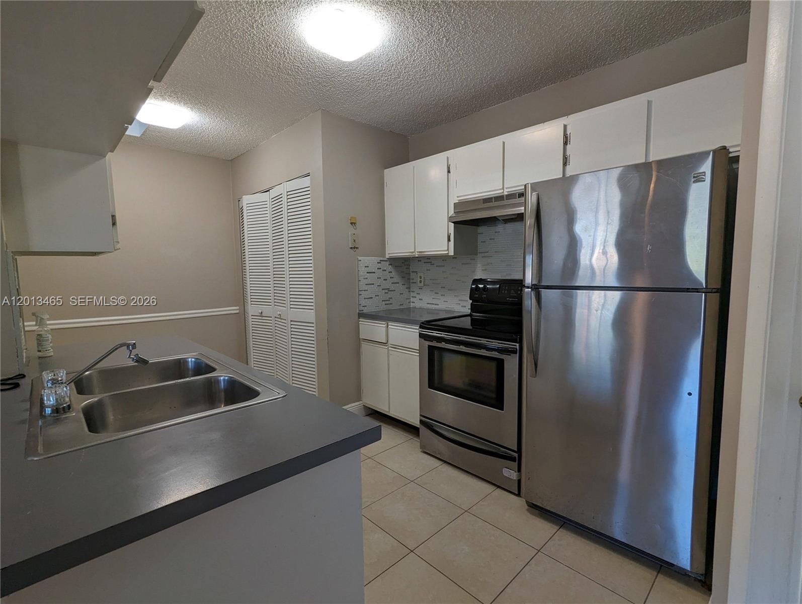 LA HACIENDA COUNTRY CLUB - Residential Lease