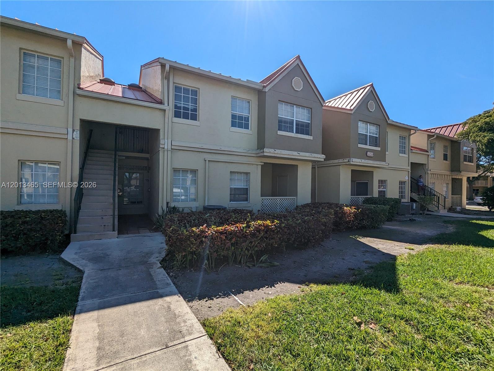 LA HACIENDA COUNTRY CLUB - Residential Lease