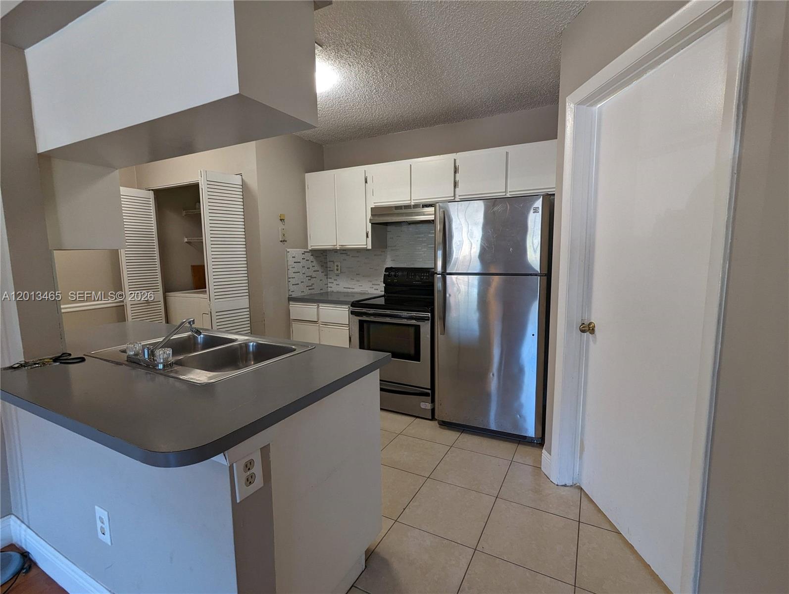 LA HACIENDA COUNTRY CLUB - Residential Lease