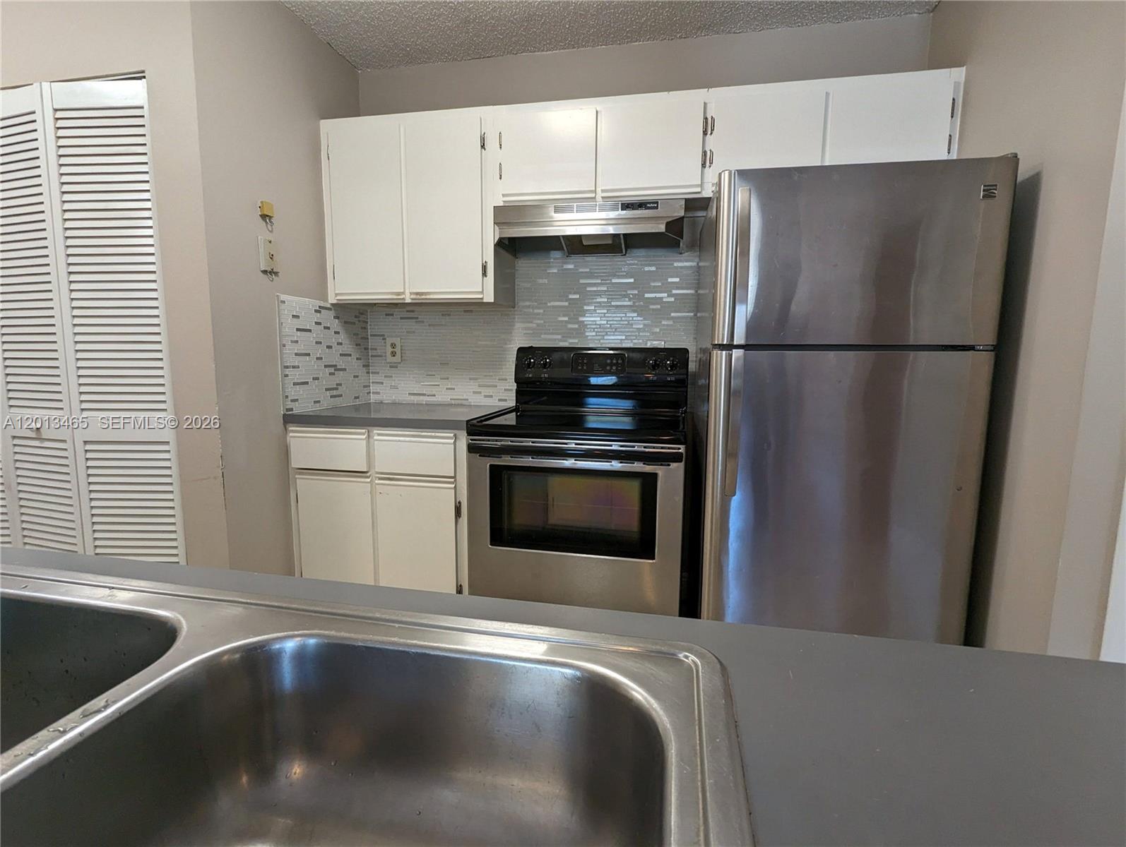 LA HACIENDA COUNTRY CLUB - Residential Lease