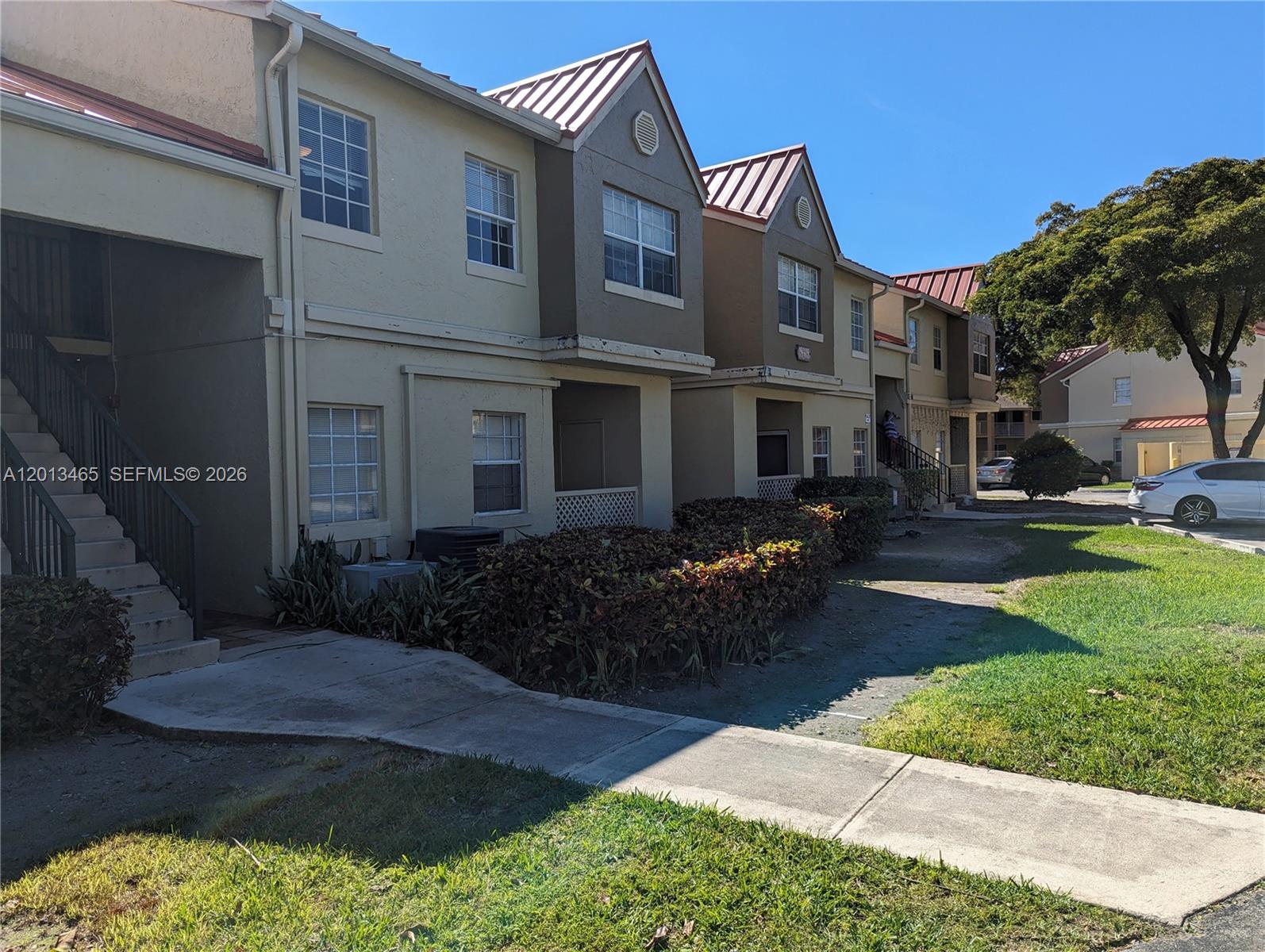 LA HACIENDA COUNTRY CLUB - Residential Lease