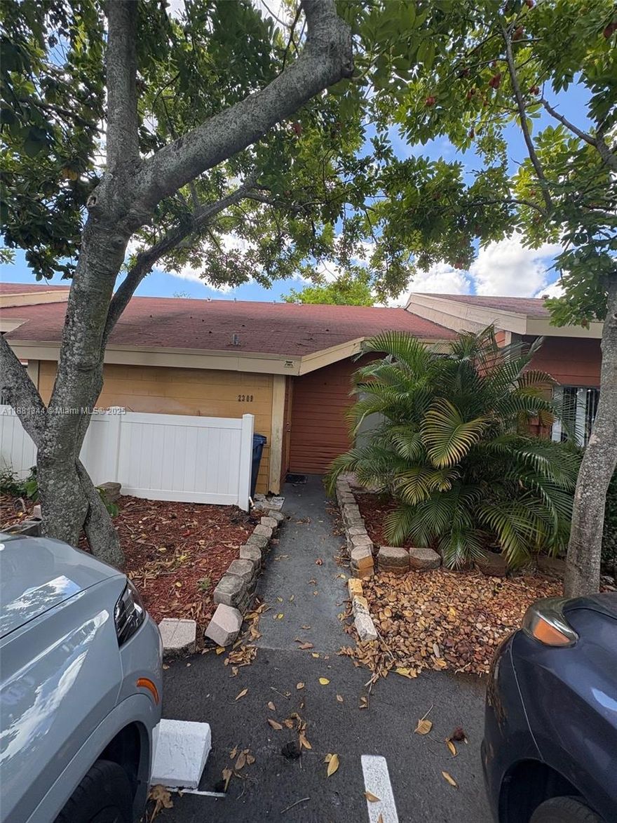Great Townhouse 3 Bed 2 Bath. Laundry, high ceilings, back porch, 2 parking spaces. Ready to move in. Not a foreclosure or short sale. Ready for a quick closing!! Kitchen appliances are included.
