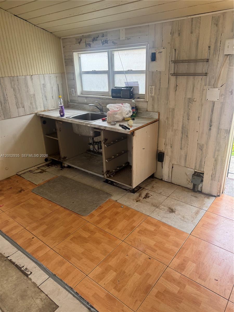 HOLLYWOOD PARK - Residential Income