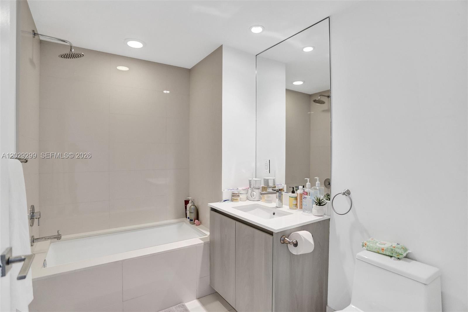 ONE PARAISO CONDO - Residential