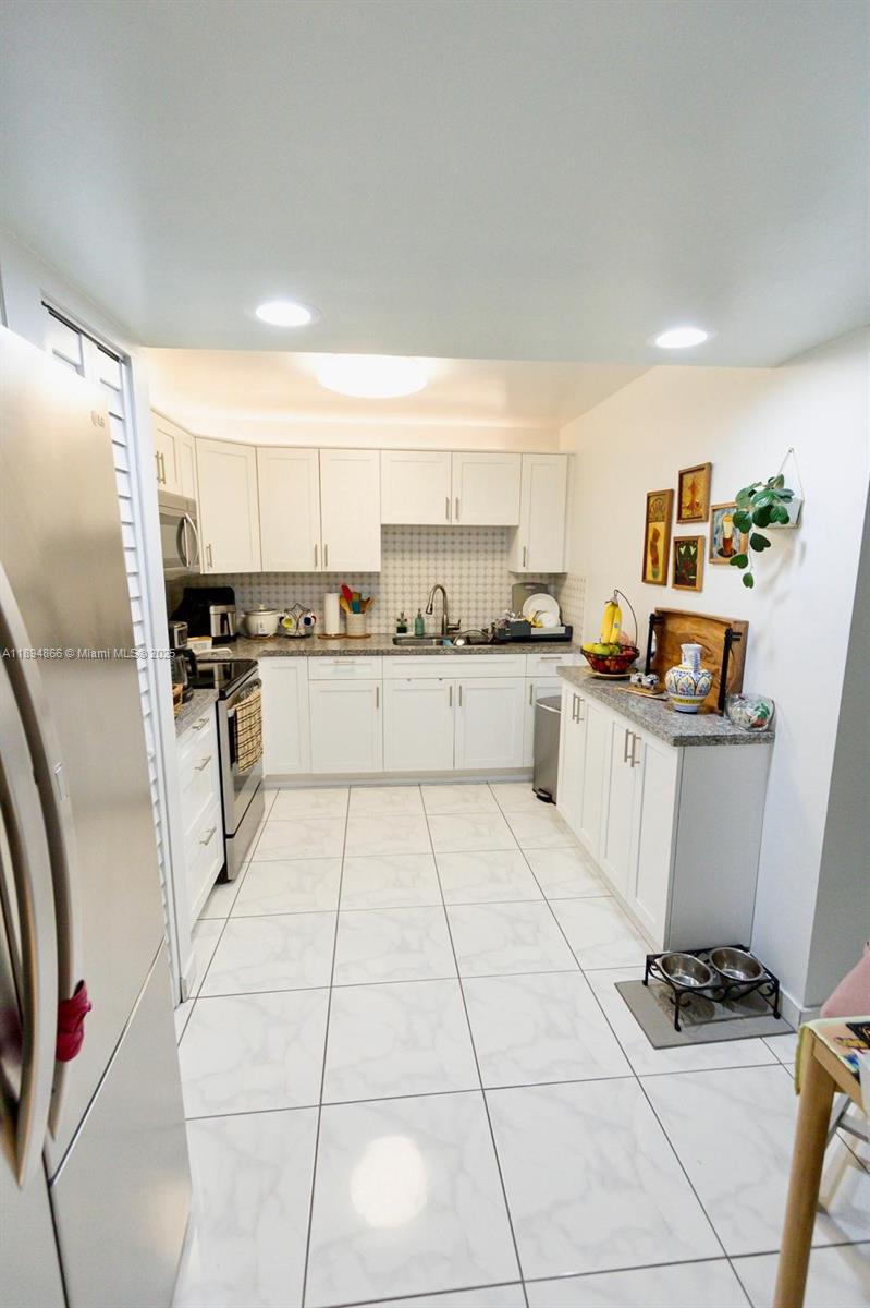 ABBOTT GARDENS CONDO - Residential Lease