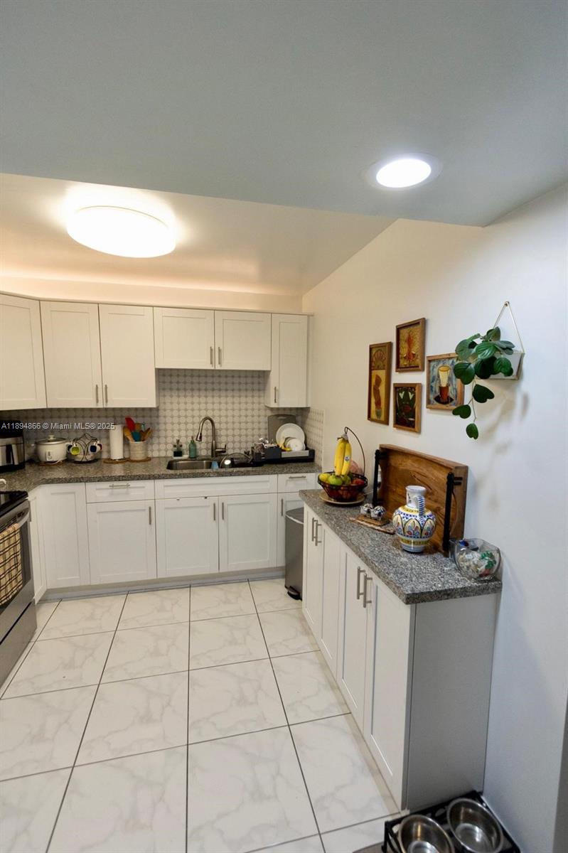 ABBOTT GARDENS CONDO - Residential Lease