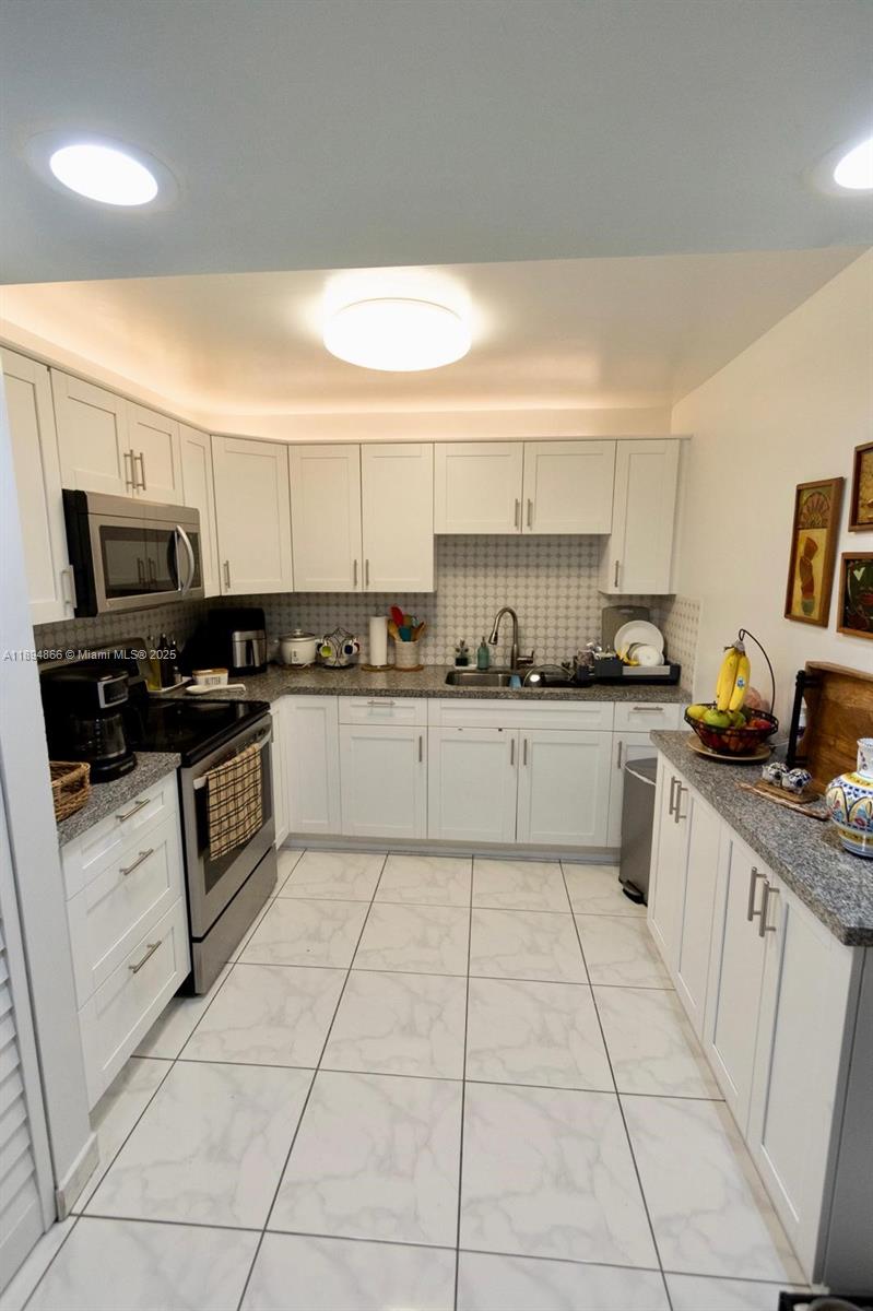 ABBOTT GARDENS CONDO - Residential Lease