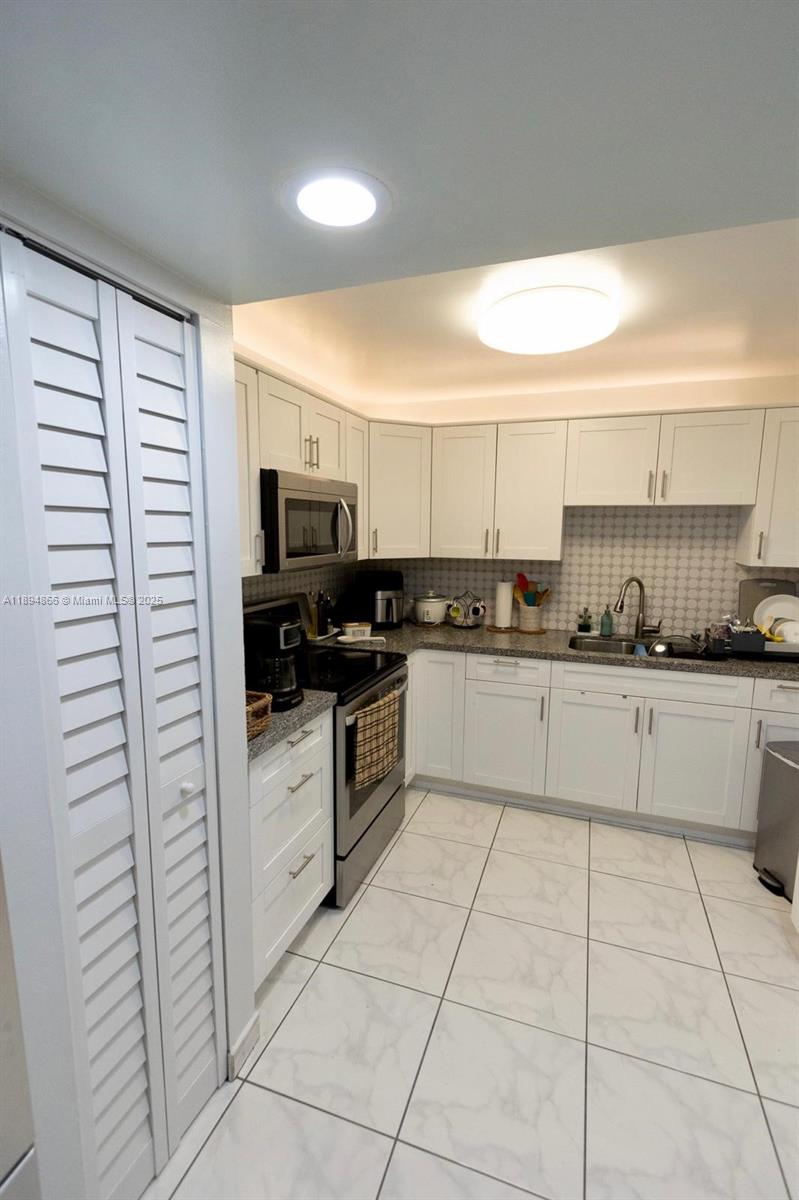 ABBOTT GARDENS CONDO - Residential Lease