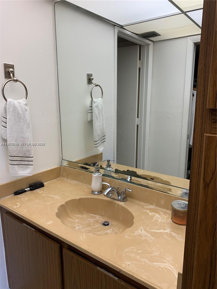 THE HORIZONS CONDO #7 - Residential Lease