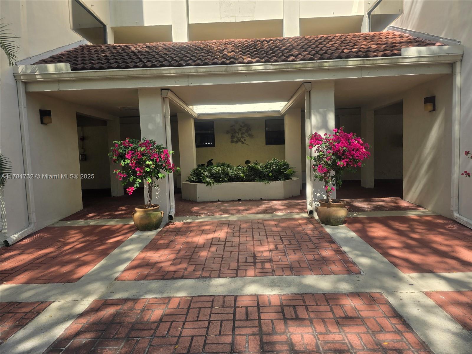 110 Lake Emerald Dr 404