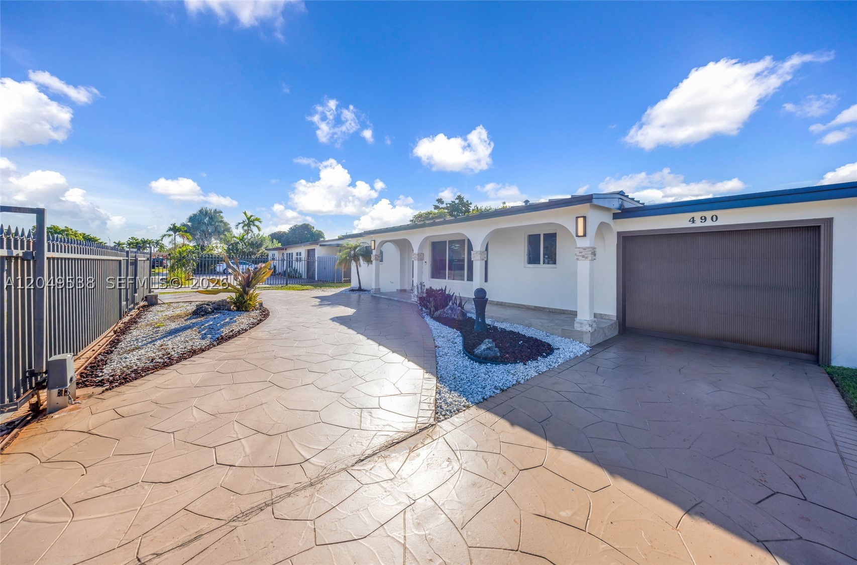 490 W 33rd Pl