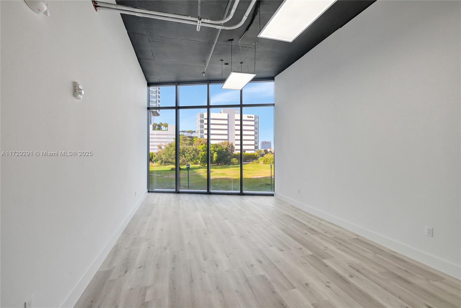 21290 Biscayne 205