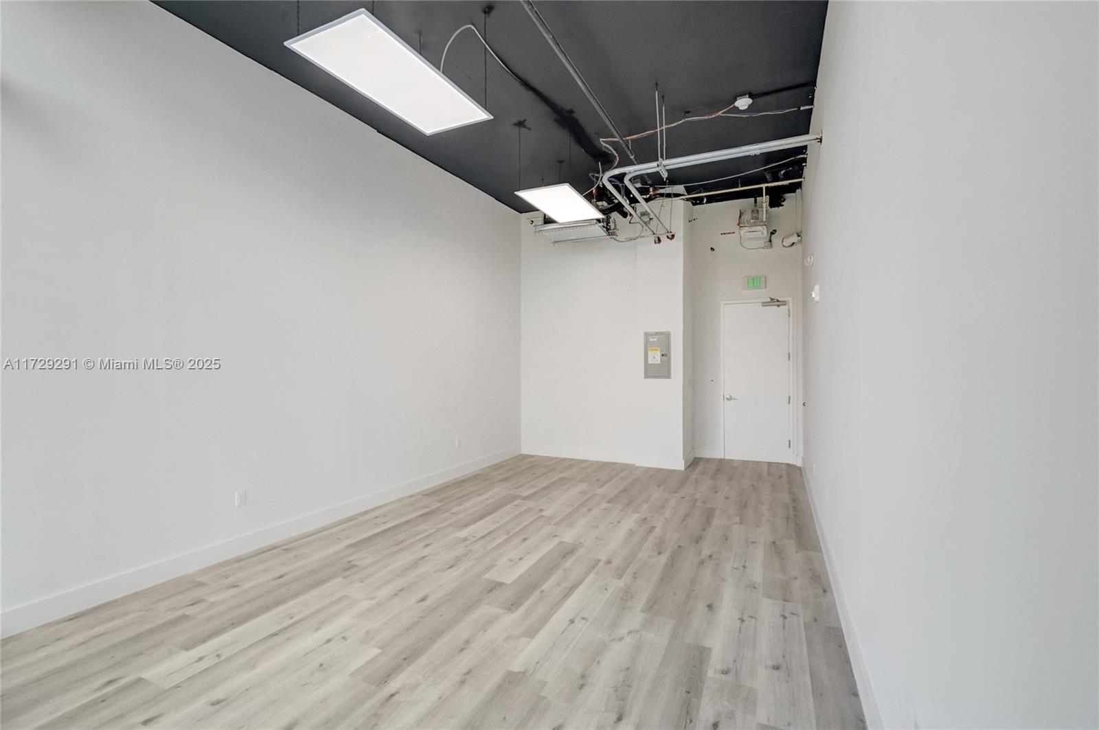 21290 Biscayne 205