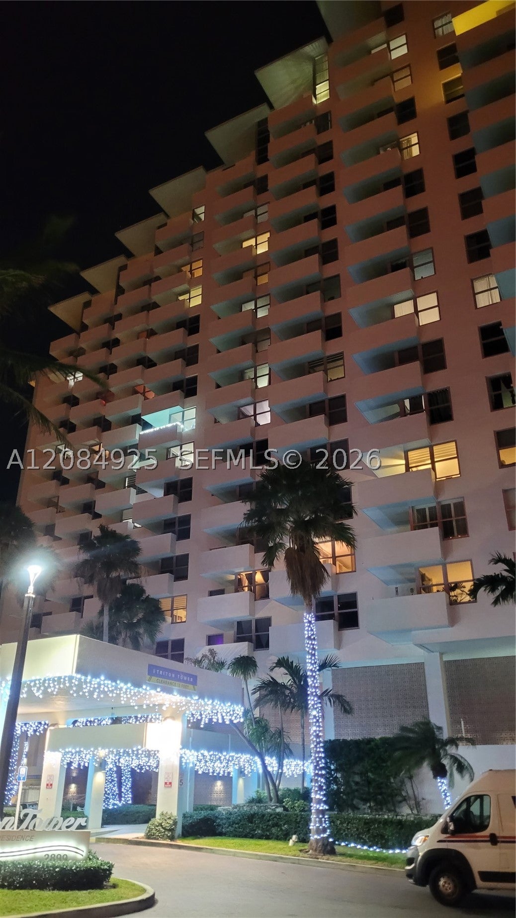 2899 Collins Ave 606